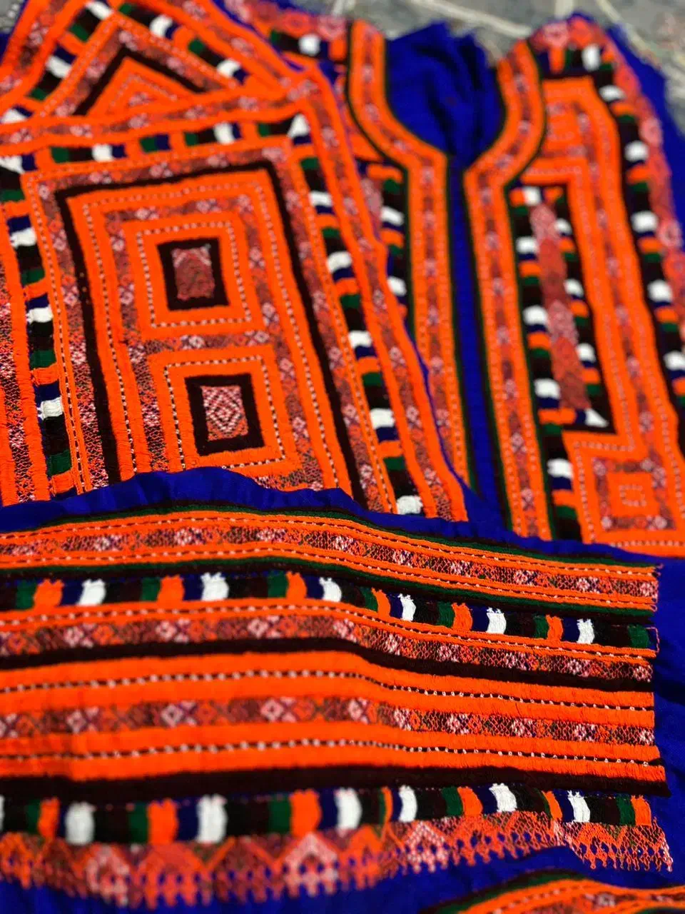 دوزنده زیاستین|لباس|سراوان, |دیوار