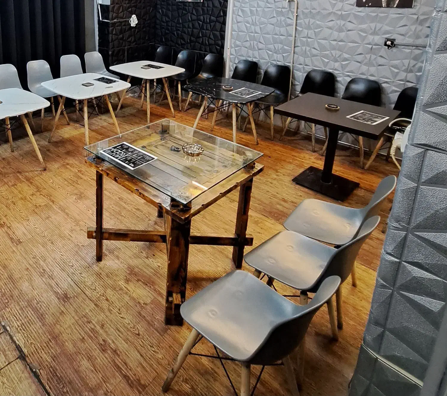 صندلی رستورانی|میز و صندلی غذاخوری|تهران, فلسطین (میدان انقلاب)|دیوار