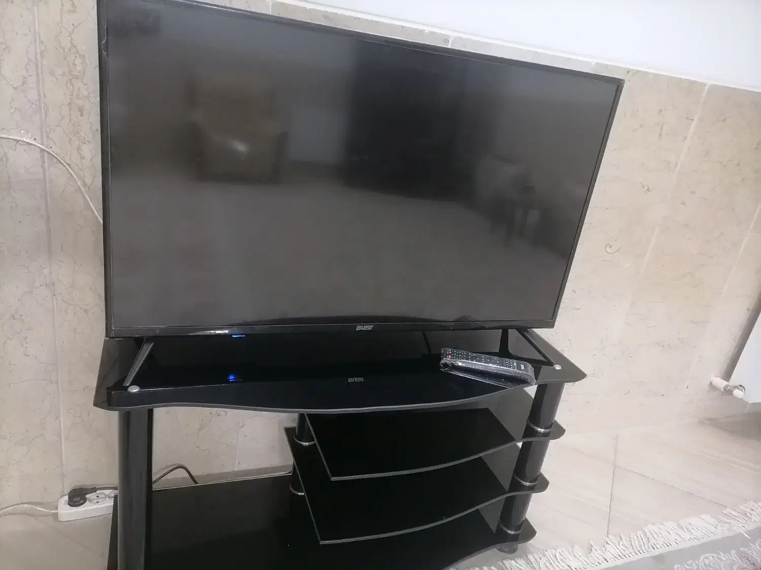 تلویزیون 43 اینچ BLEST و میز تلویزیون|تلویزیون و پروژکتور|میمه, |دیوار