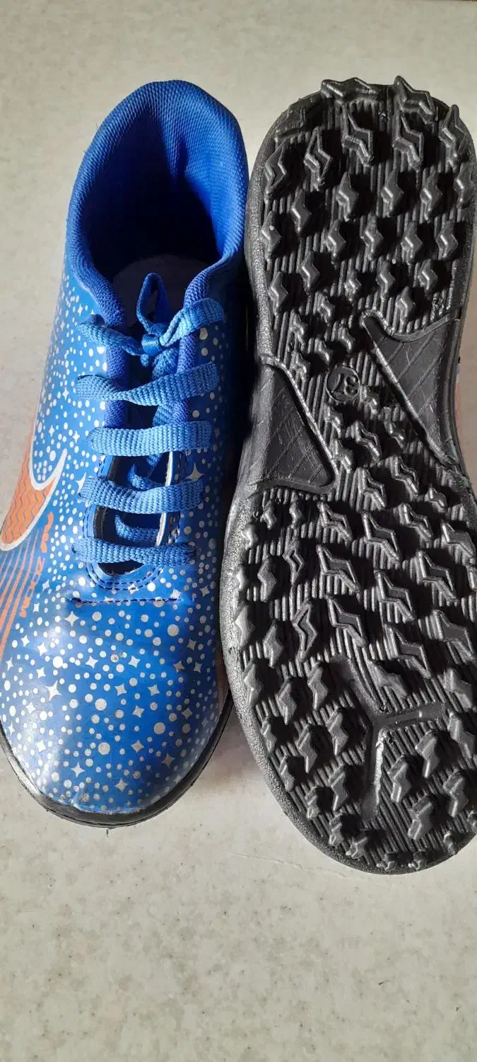 کفش ورزشی|کیف، کفش، کمربند|کومله, |دیوار