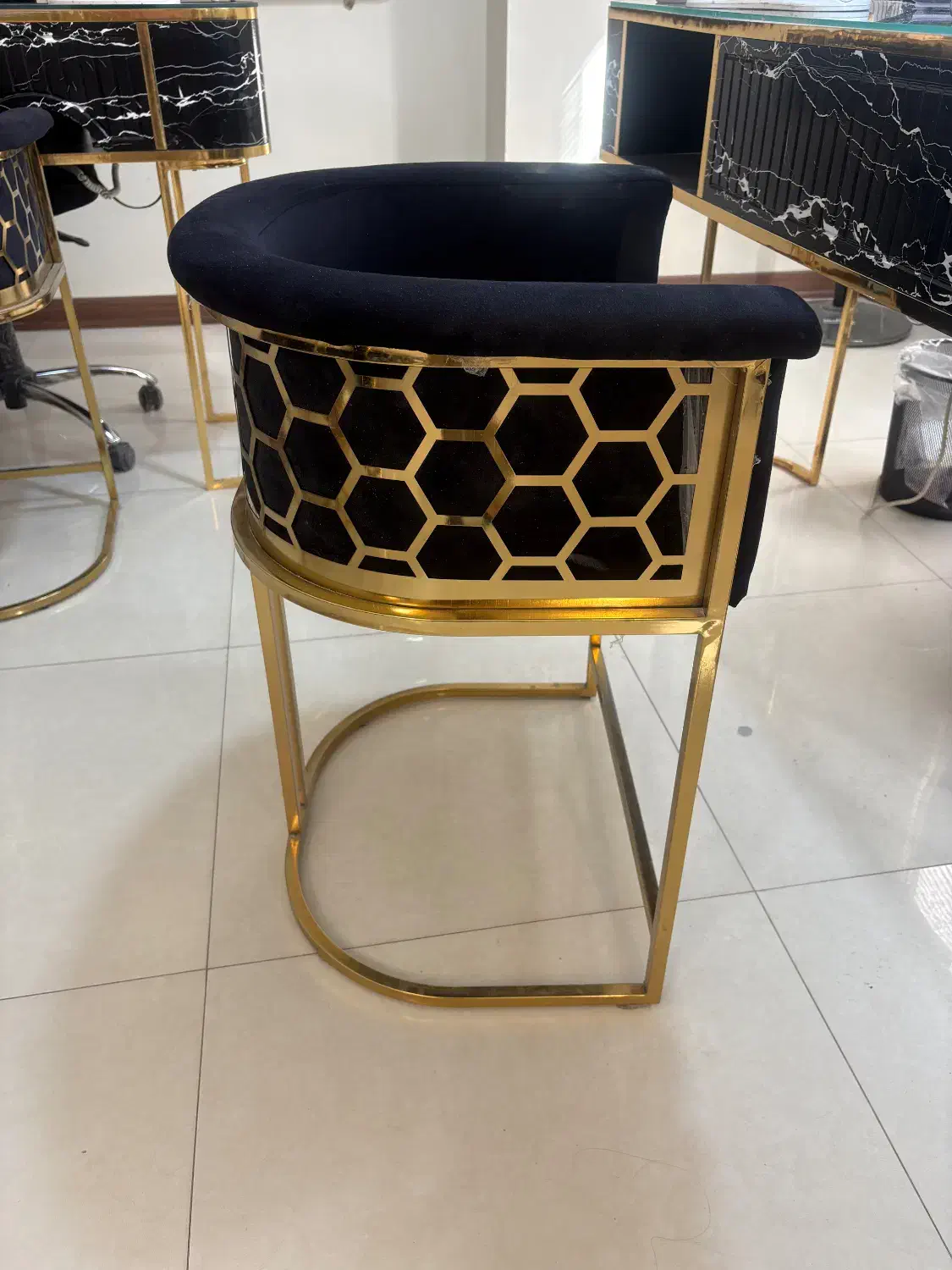 فروش تجهیزات ارایشگاه|آرایشگاه و سالنهای زیبایی|اصفهان, برازنده|دیوار