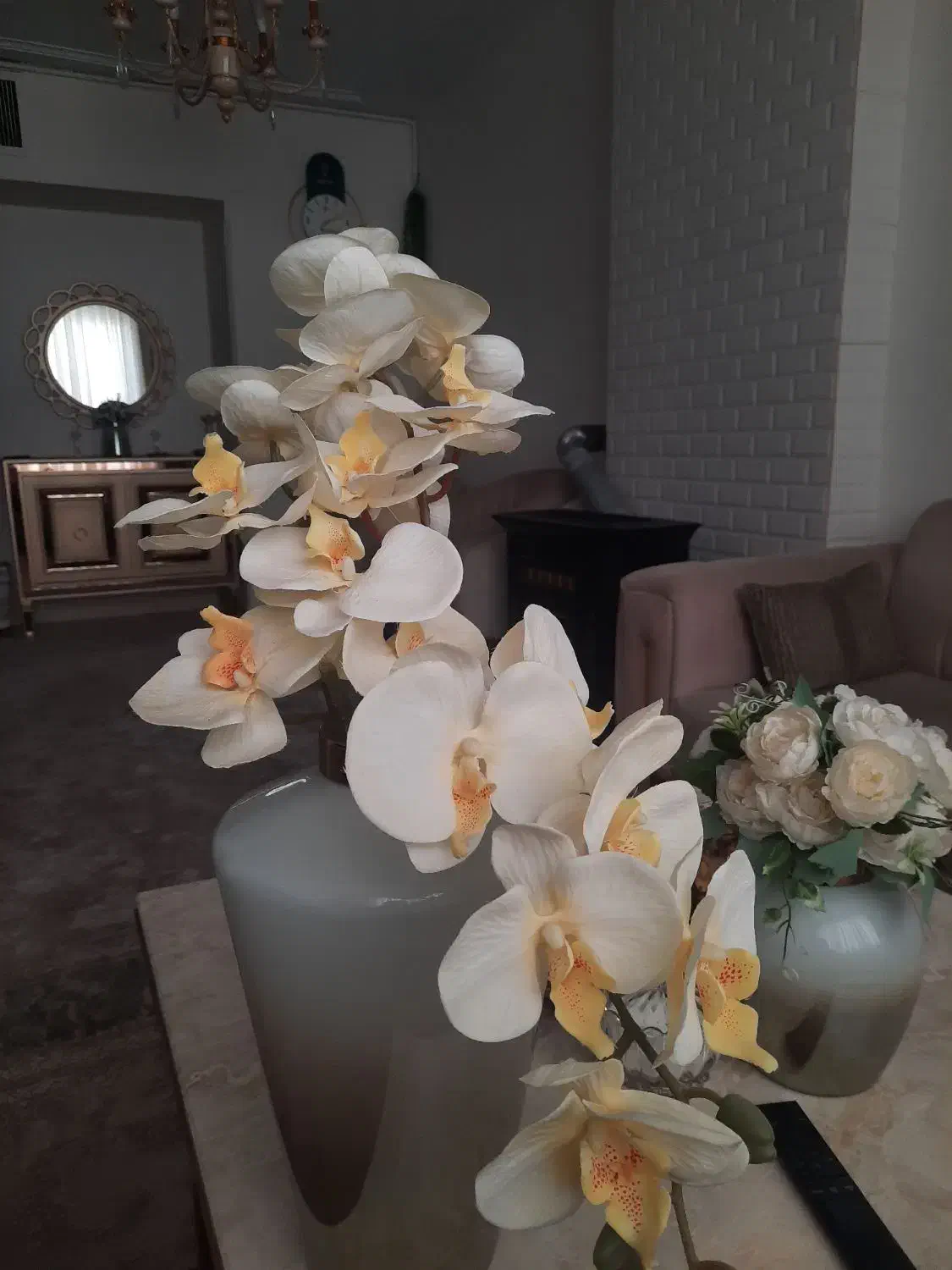 گلدون تزیینی با گل ارکیده|گل مصنوعی|ری, جوانمرد قصاب|دیوار