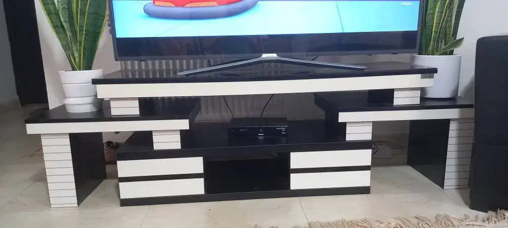 میز تلویزیون کاملا سالم|میز تلویزیون|پرند, فاز ۳|دیوار