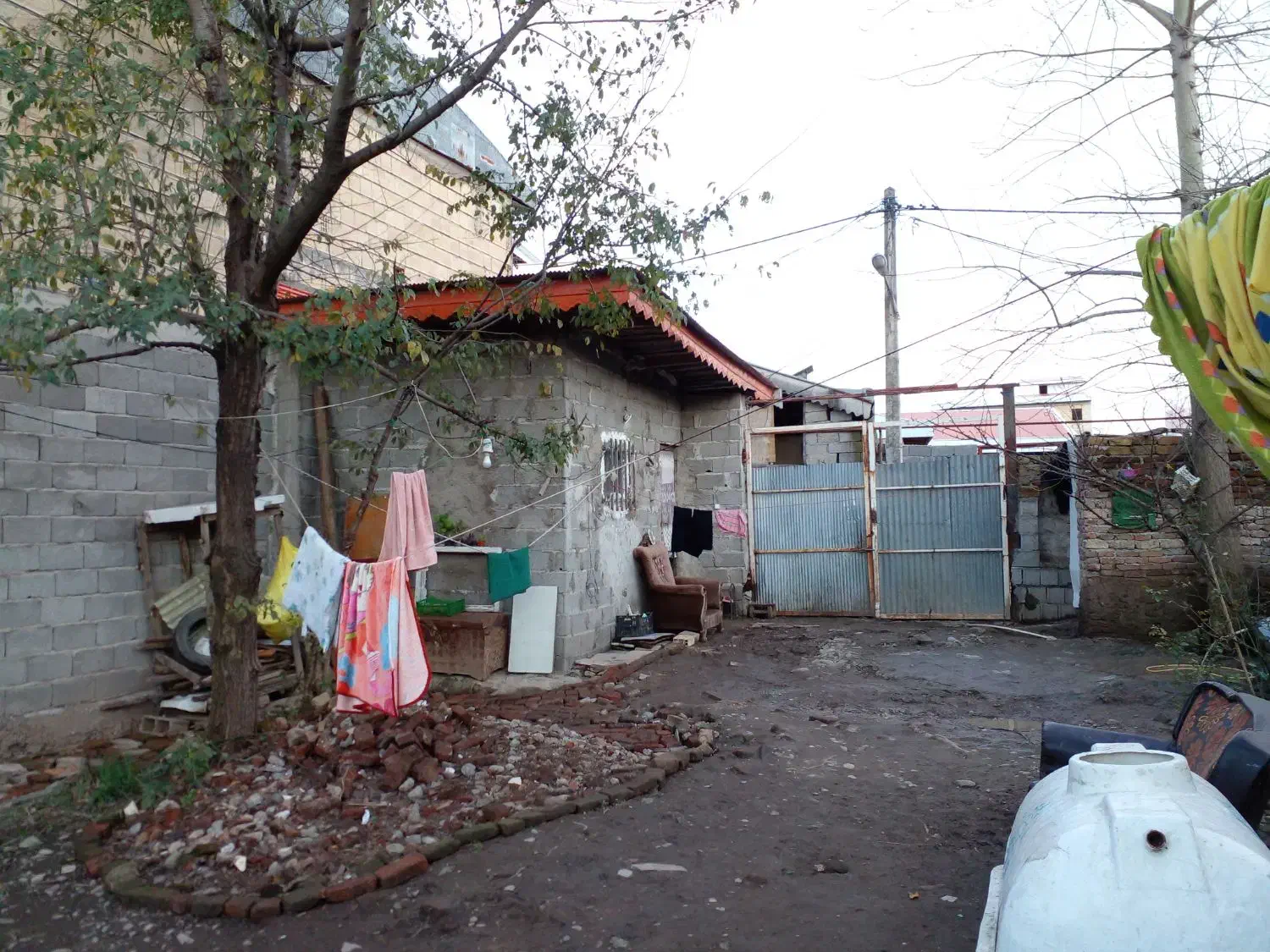 یک زمین 220 متری داخل یک اتاق 20 متری دور دیوار|اجارهٔ خانه و ویلا|رشت, جماران|دیوار