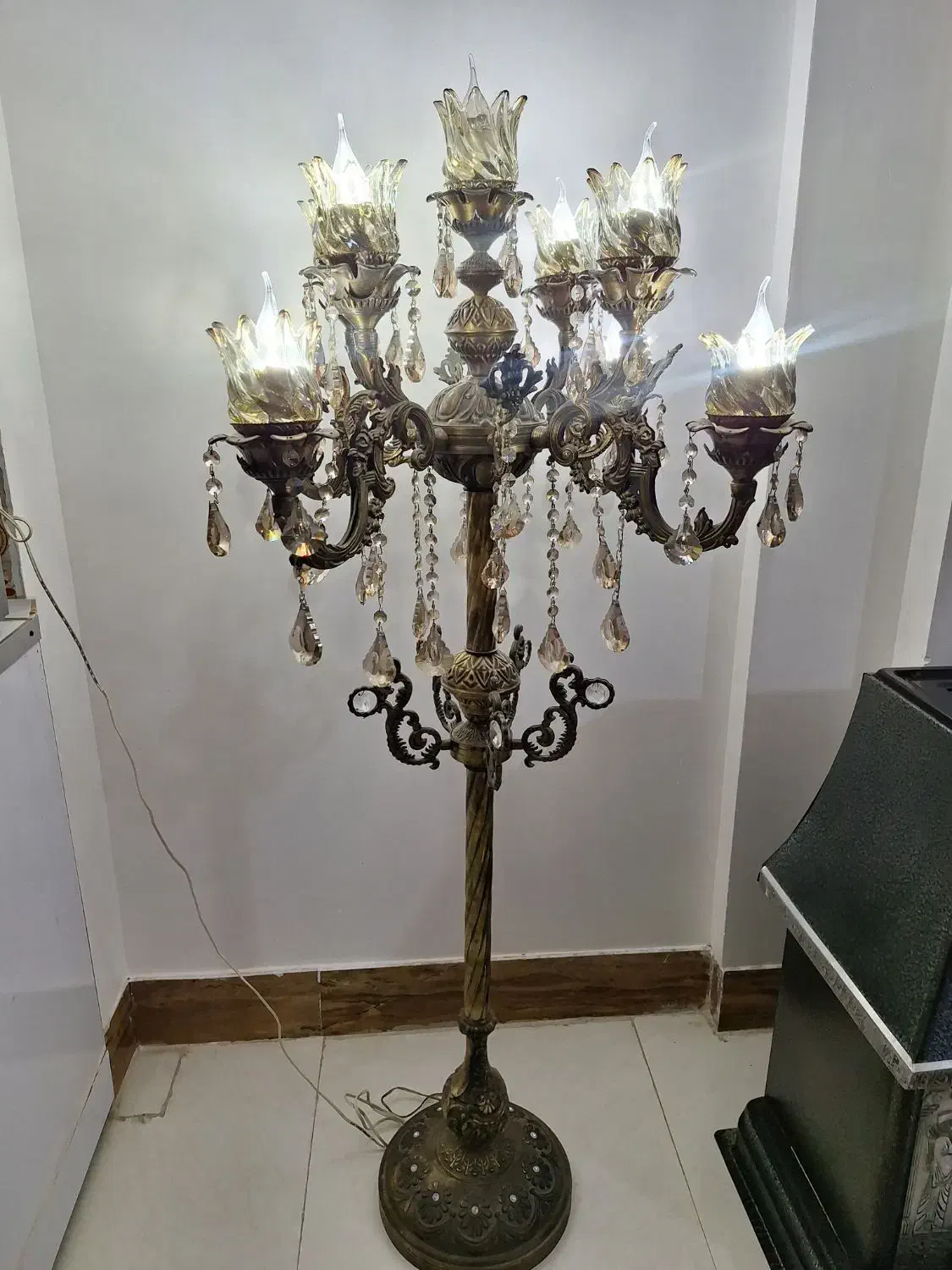 کنار سالنی یا چلچراغ ۹ شاخه نونو|چراغ خواب و آباژور|مشهد, طبرسی شمالی|دیوار