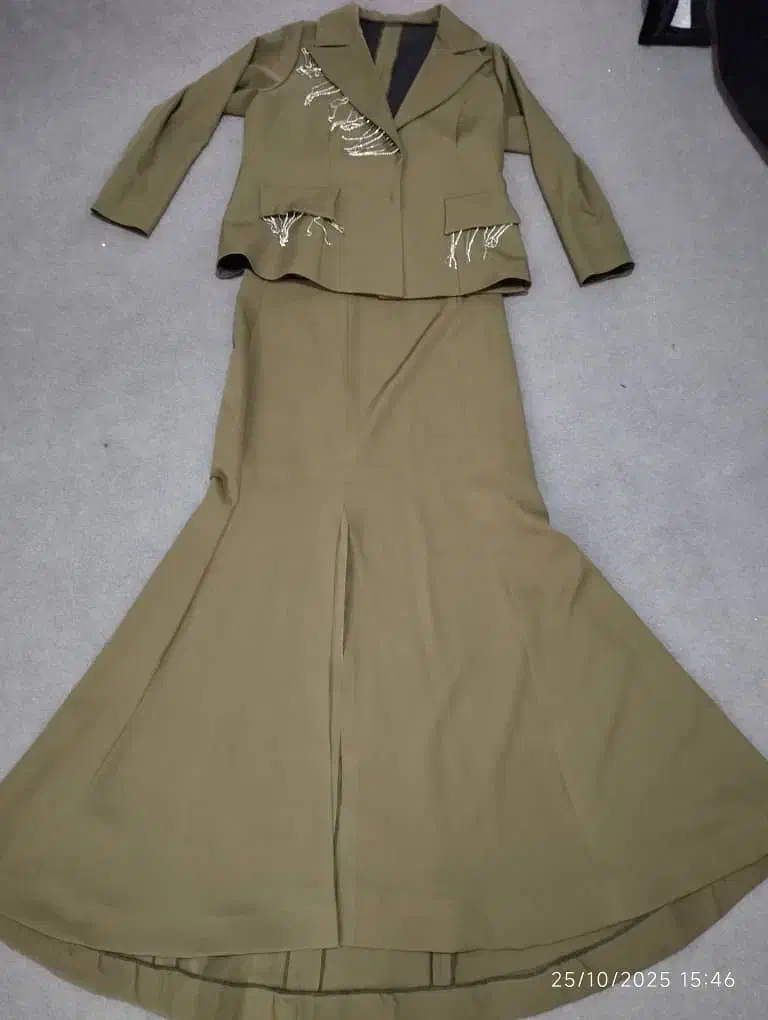 کت ودامن|لباس|خوی, |دیوار