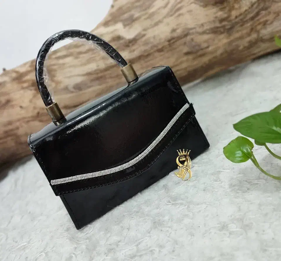 کیف کوچک مشکی گم شده باوسایل ومدارک|اشیا|بندرعباس, |دیوار