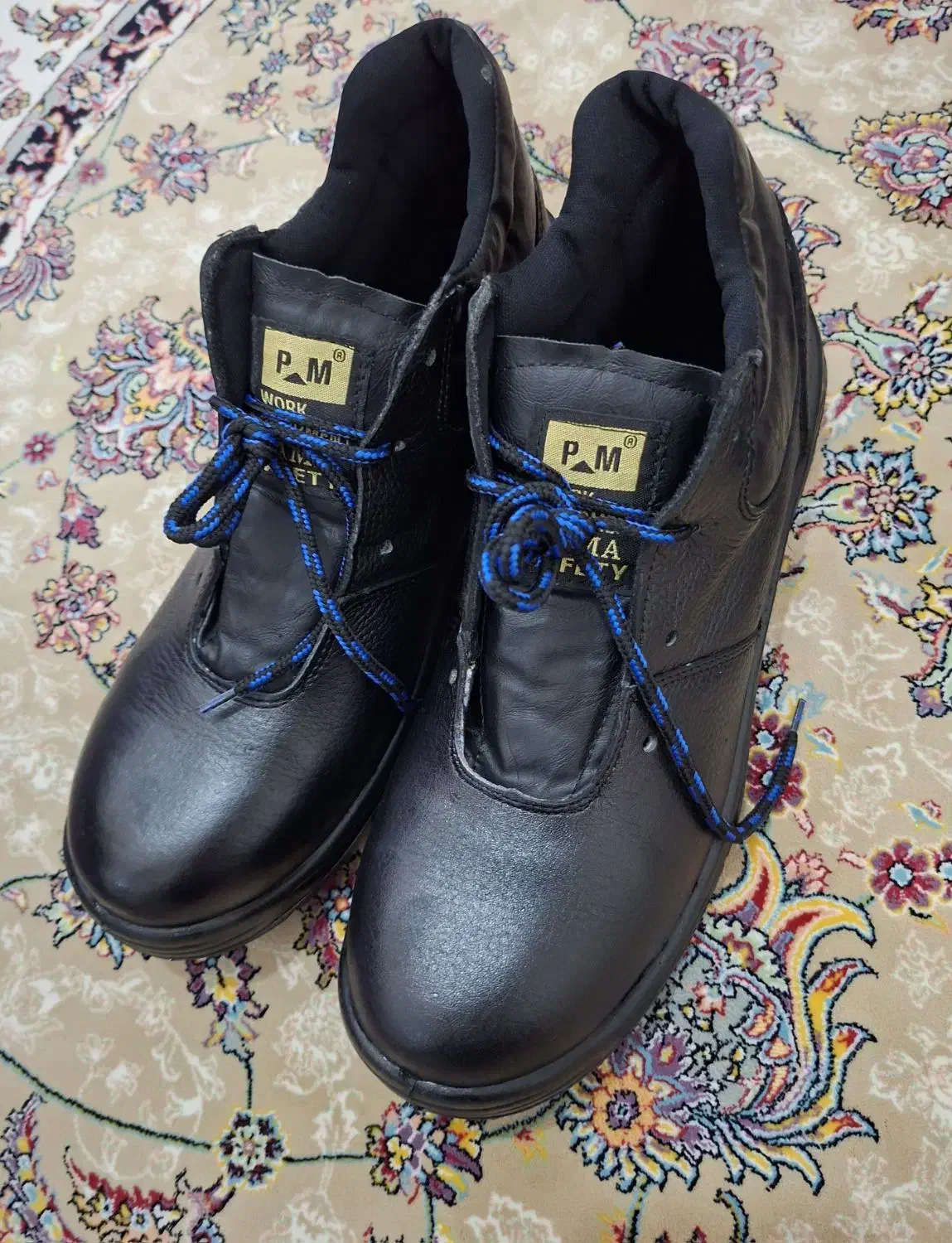 کفش|کیف، کفش، کمربند|رباط‌کریم, رباط‌کریم|دیوار