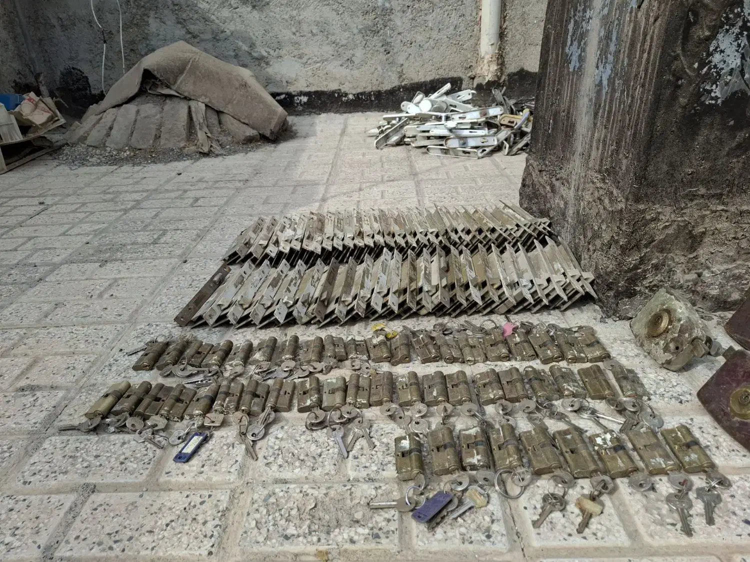 ۵۰ عدد قفل درب با مغزی و دستگیره|مصالح و تجهیزات ساختمان|مشهد, کارمندان دوم|دیوار