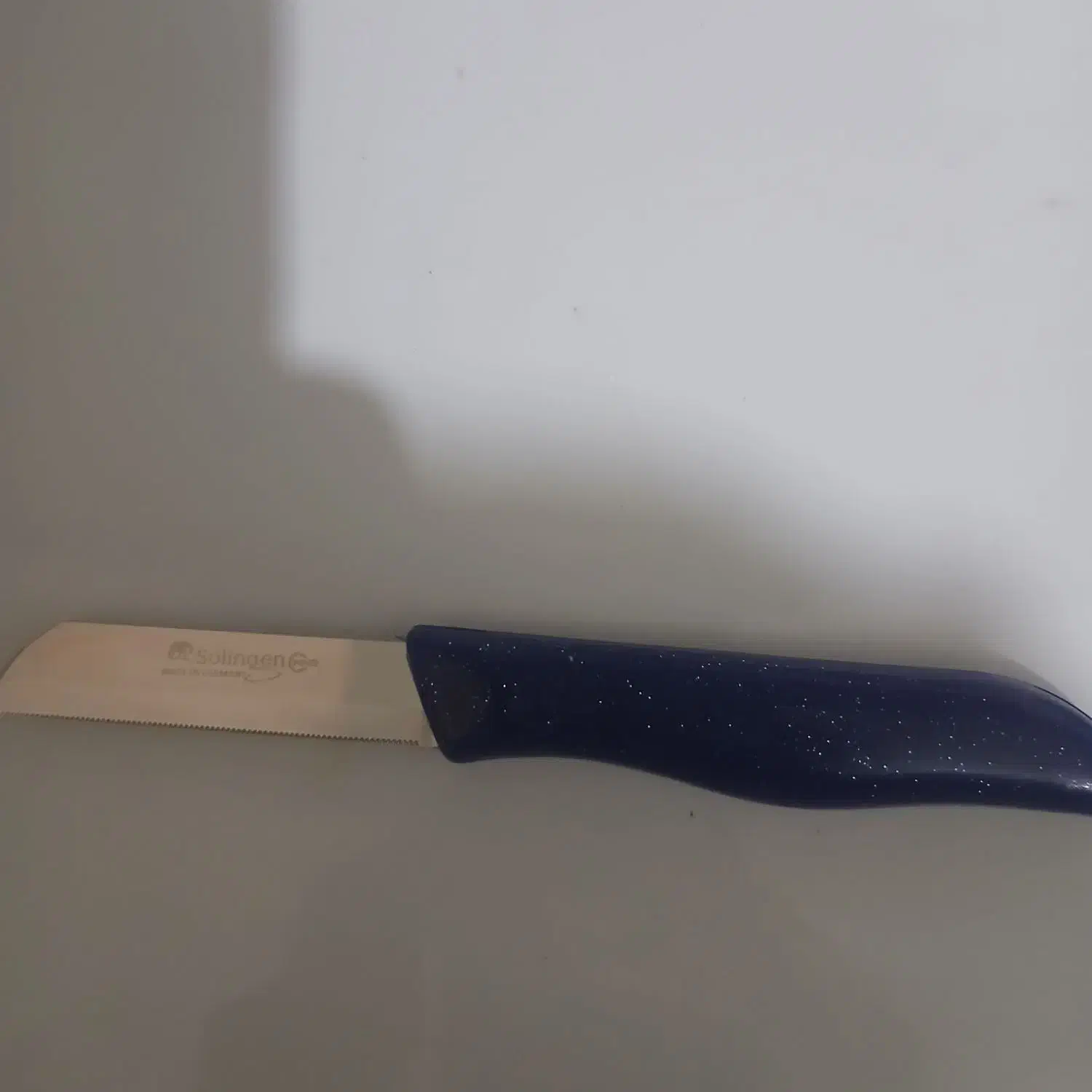 چاقو اره ای تیز|ظروف پخت‌وپز|اقبالیه, |دیوار