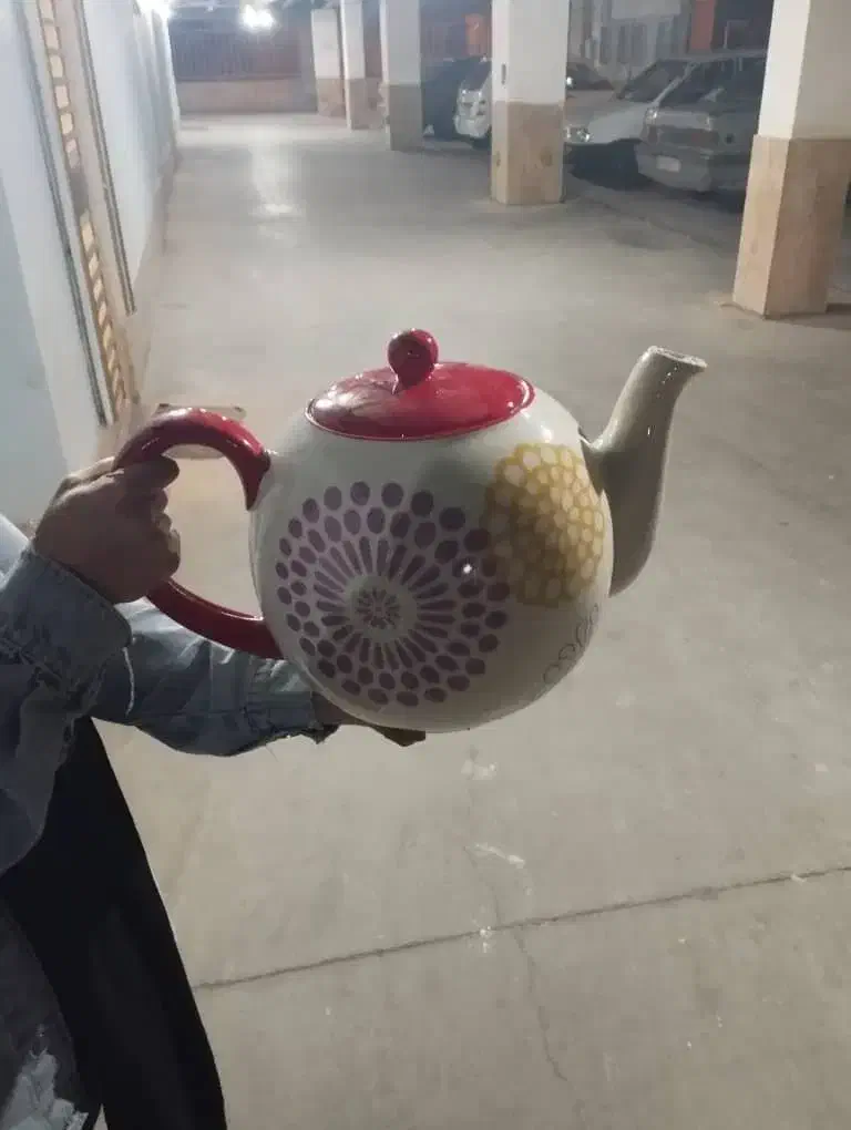 قوری بزرگ .|قوری، کتری، قهوهساز دستی|طرقبه, |دیوار