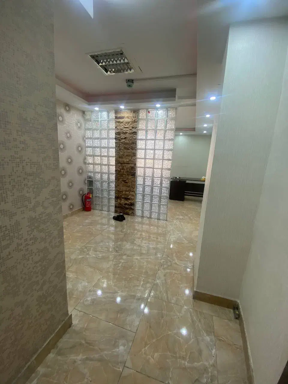 ۵۵ موقعیت اداری بر اصلی|اجارهٔ دفتر کار، اتاق اداری، مطب|تهران, صادقیه|دیوار