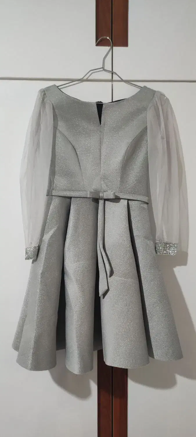 لباس مجلسی|لباس|رشت, عینک|دیوار