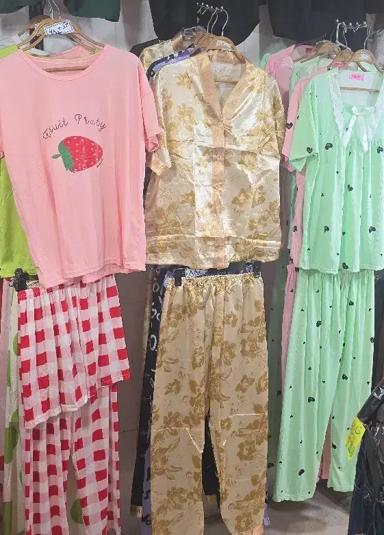 فروشنده خانم مرتب و خوش رو برای مغازه لباس زنانه|استخدام بازاریابی و فروش|میناب, |دیوار