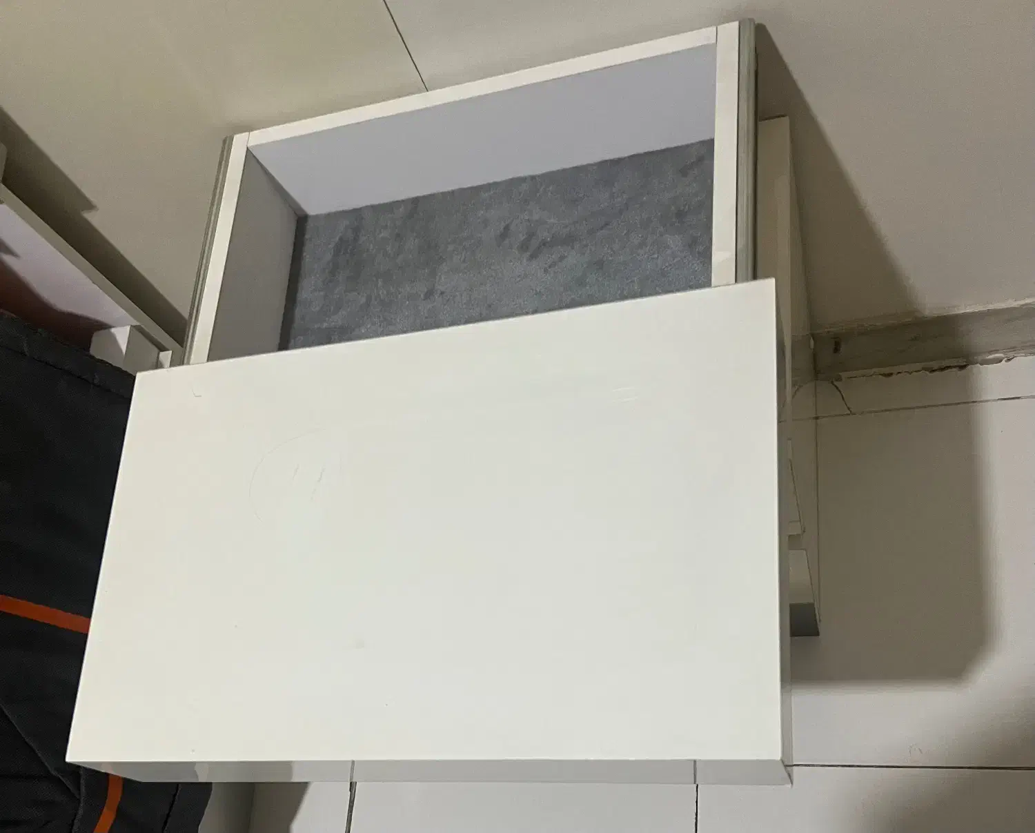 یک عدد پاتختی و صندلی آرایش|تخت و سرویس خواب|تهران, سلسبیل شمالی|دیوار