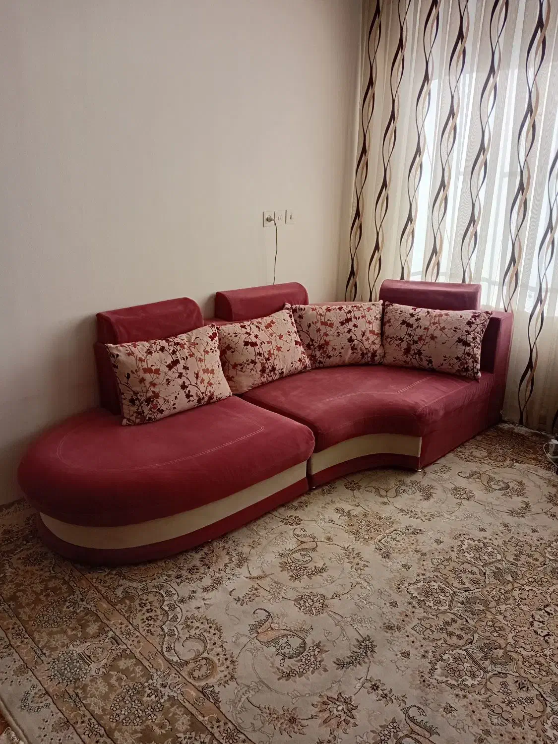 مبل نیم ست/ ۲ عدد راحتی + ۴ عدد کوسن/ سالم و تمیز|مبلمان خانگی و میز عسلی|کرمانشاه, |دیوار