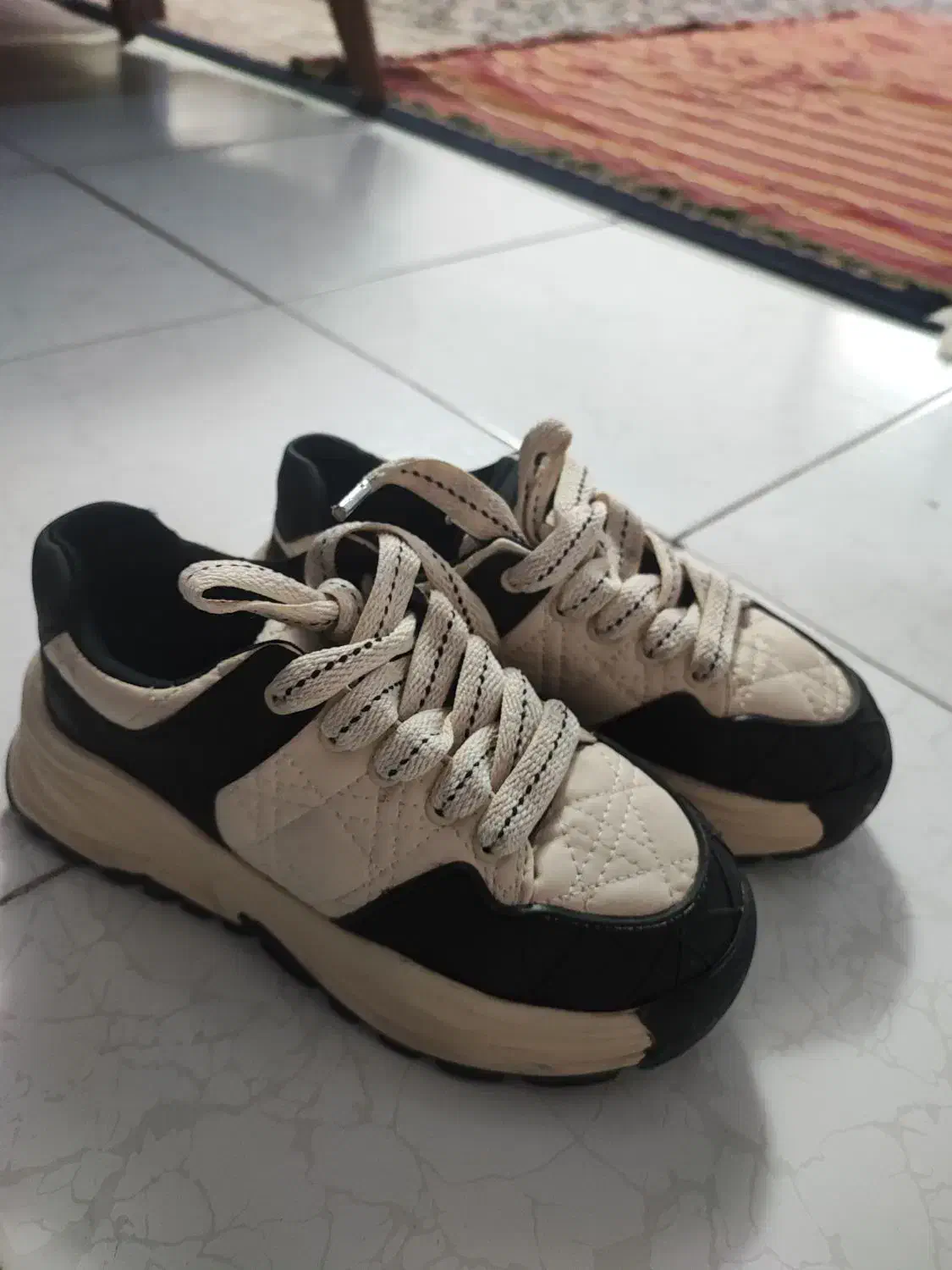 نیم بوت و کتونی|کیف، کفش، کمربند|اندیشه, اندیشه فاز ۱|دیوار