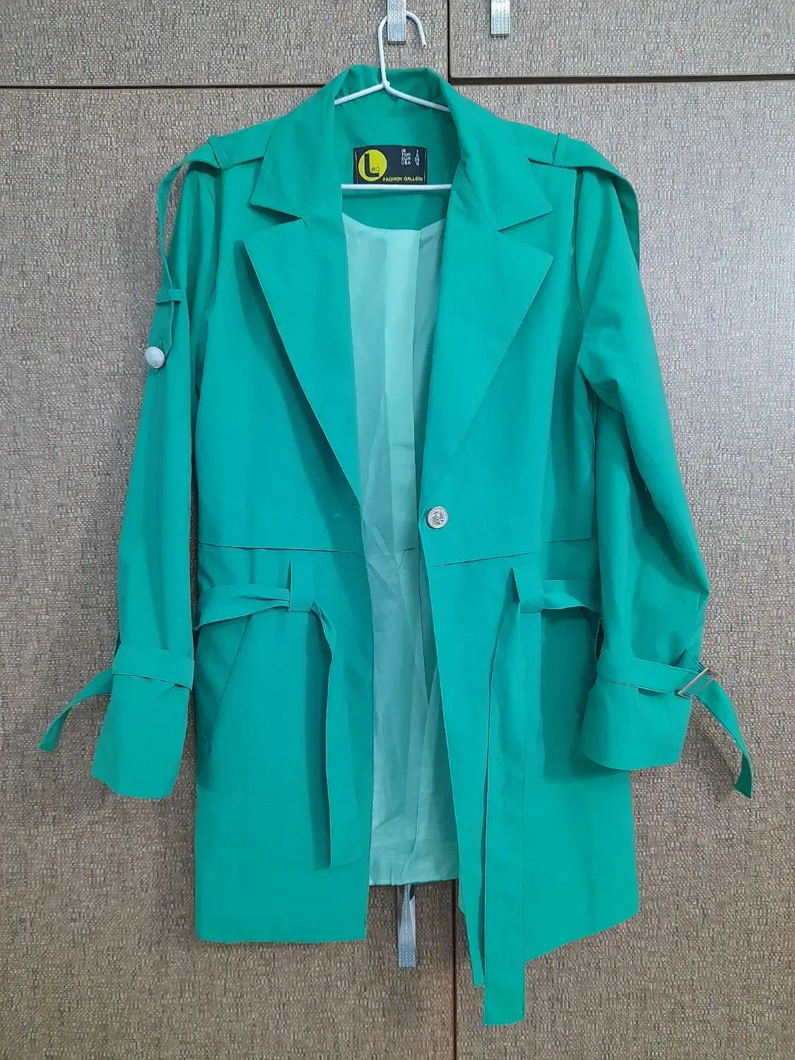 بارانی سبز|لباس|رشت, کوی مهر|دیوار