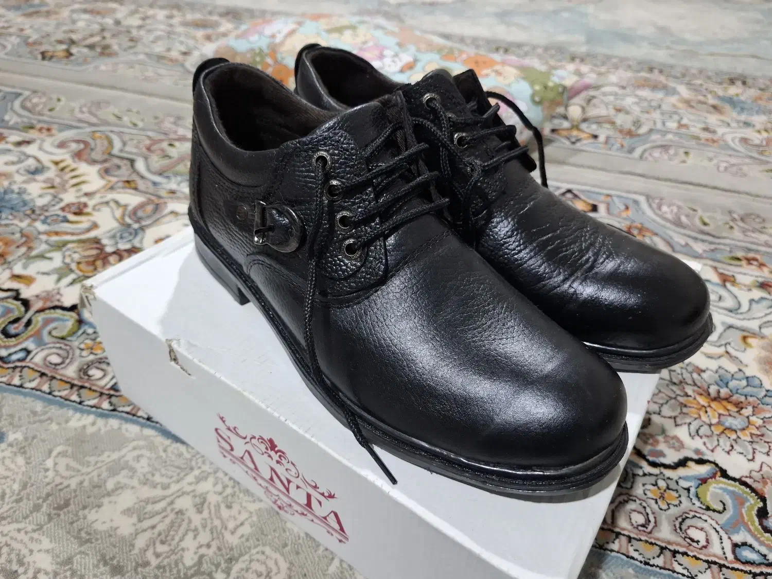 کفش|کیف، کفش، کمربند|قیدار, |دیوار