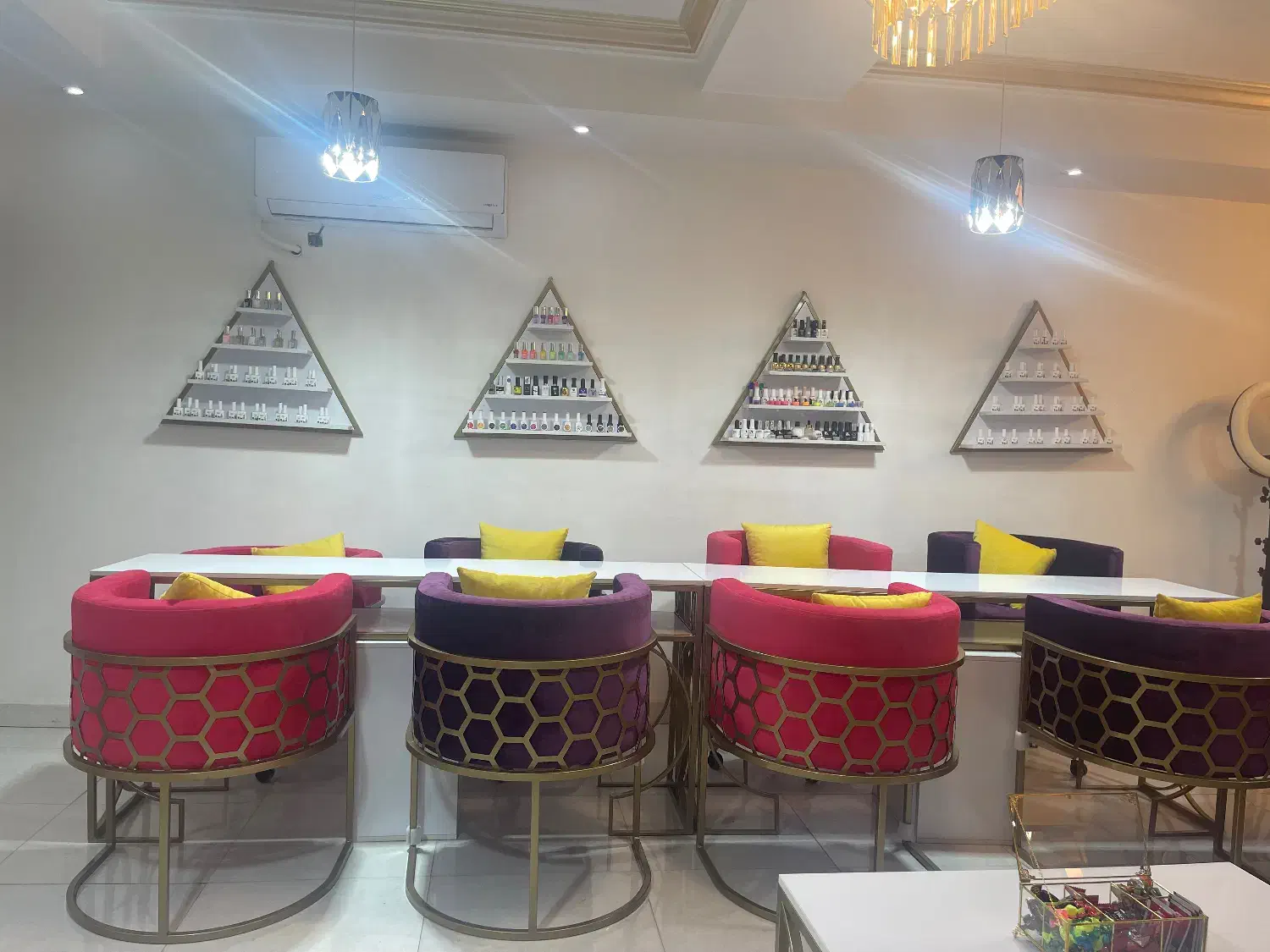 تجهیزات سالن زیبایی|آرایشگاه و سالن‌های زیبایی|ورامین, ورامین|دیوار