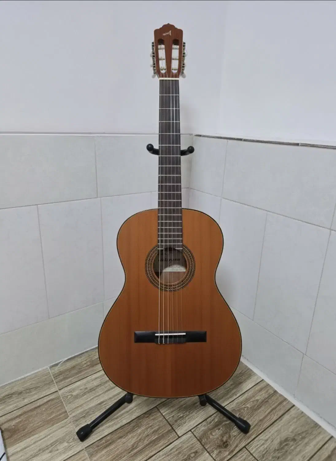 وسایل گیتار شامل سه پایه نت، پایه گیتار، زیرپایی|گیتار، بیس، امپلیفایر|ملایر, |دیوار