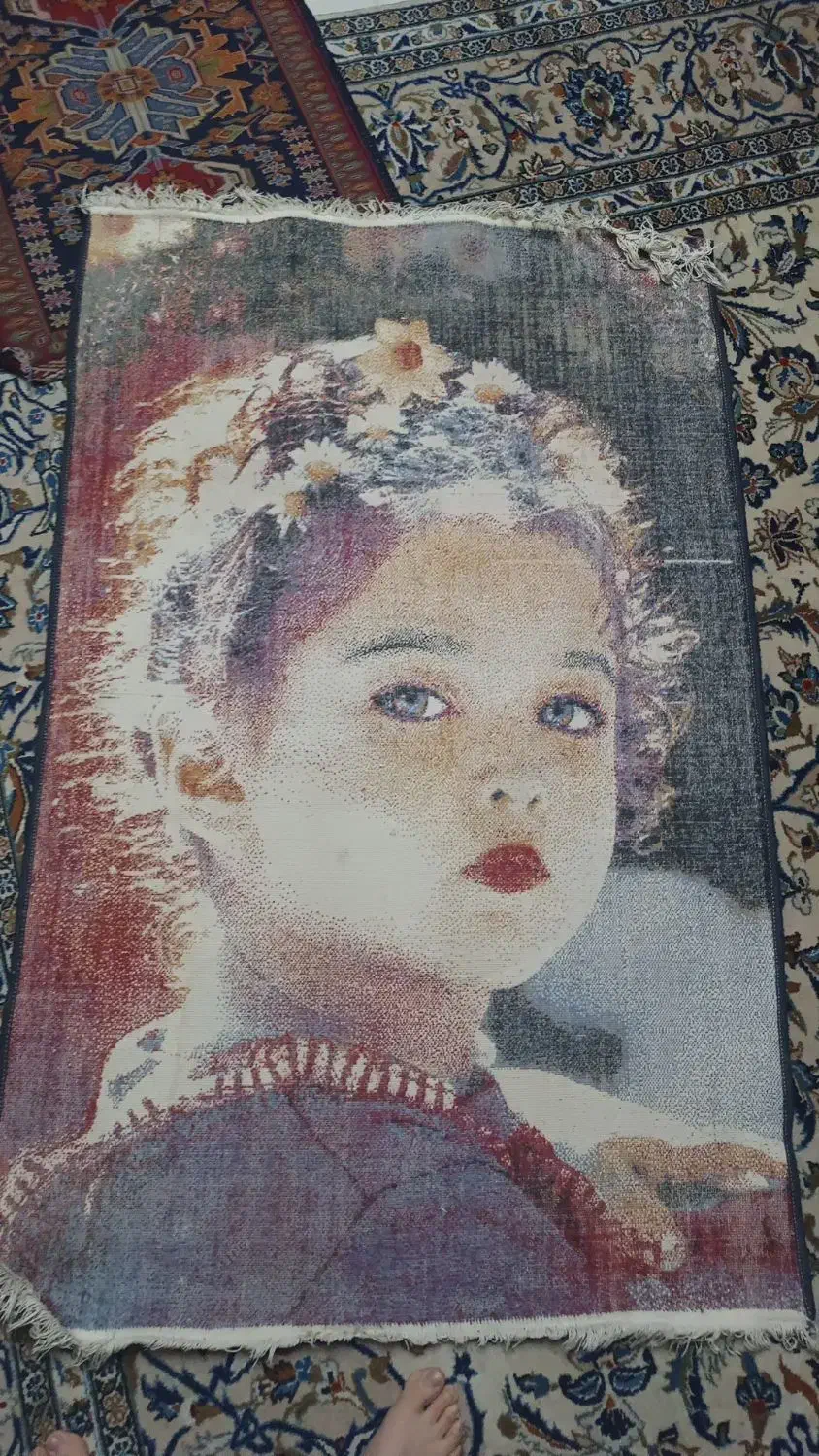 فرش ماشینی دختر بچه چشم رنگی|فرش|اصفهان, باغ دریاچه|دیوار