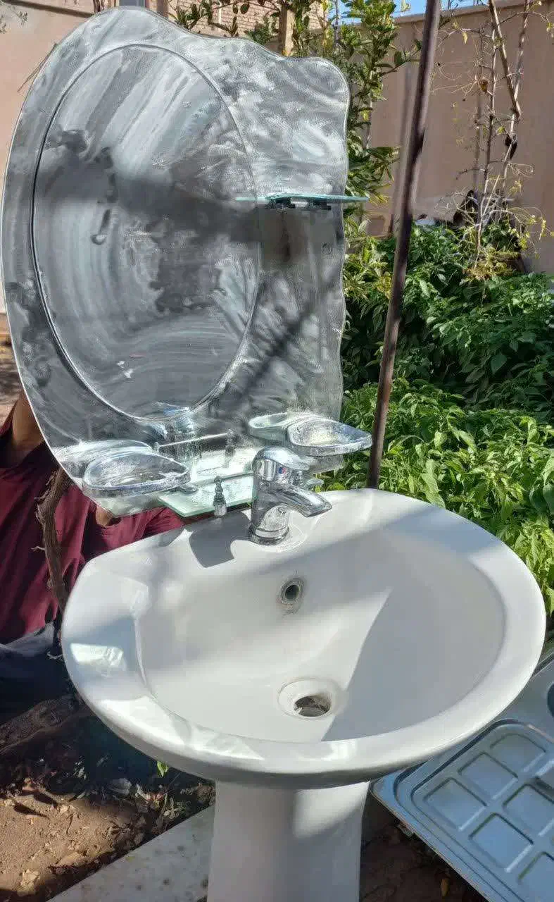 روشویی چینی و ایینه و شیر اهرمی نصب شده|لوازم سرویس بهداشتی|بیرجند, |دیوار