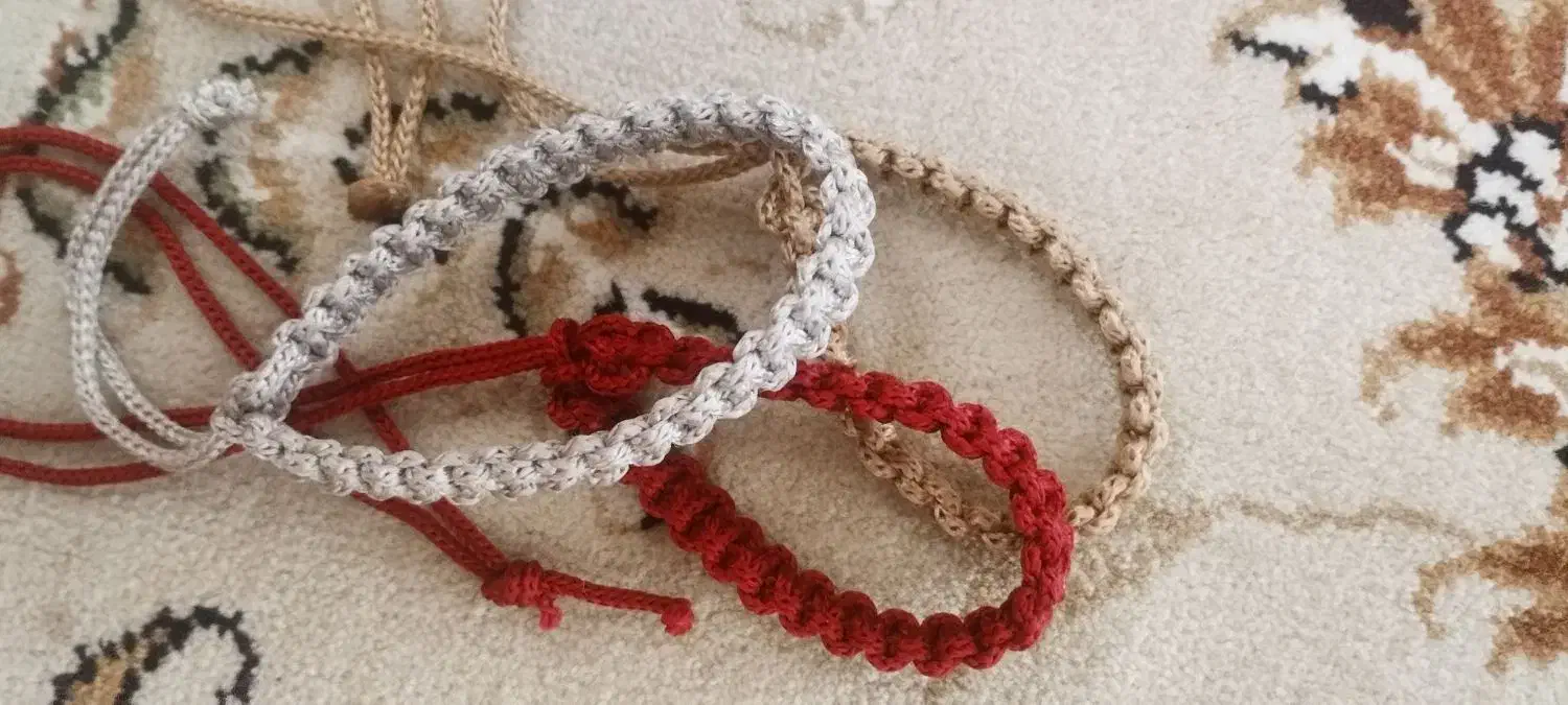 انواع دستبند نخی با رنگ بندی متنوع|بدلیجات|بروجرد, |دیوار