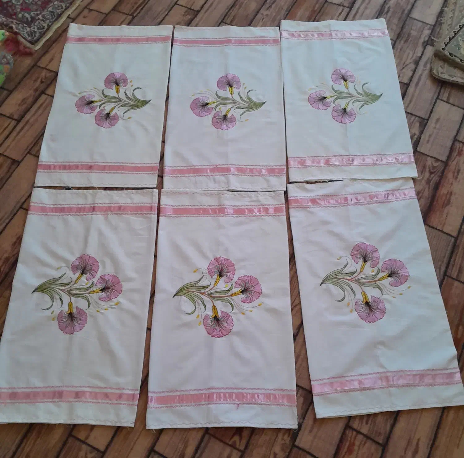 رو بالشت|رختخواب، بالش، پتو|کنگاور, |دیوار