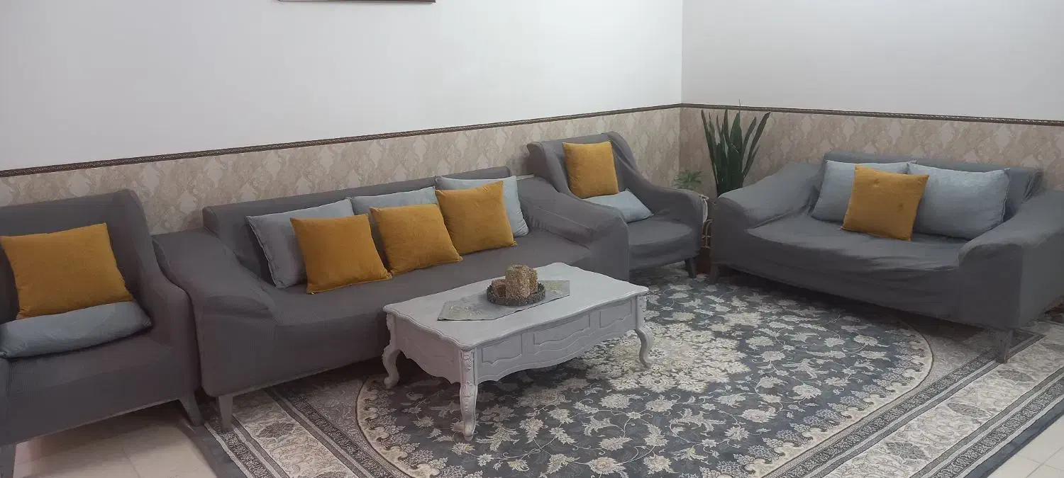 مبل در حد نو فقط ۴ میلیون با کاور و کوسن و میز|مبلمان خانگی و میز عسلی|کاشان, لتحر|دیوار