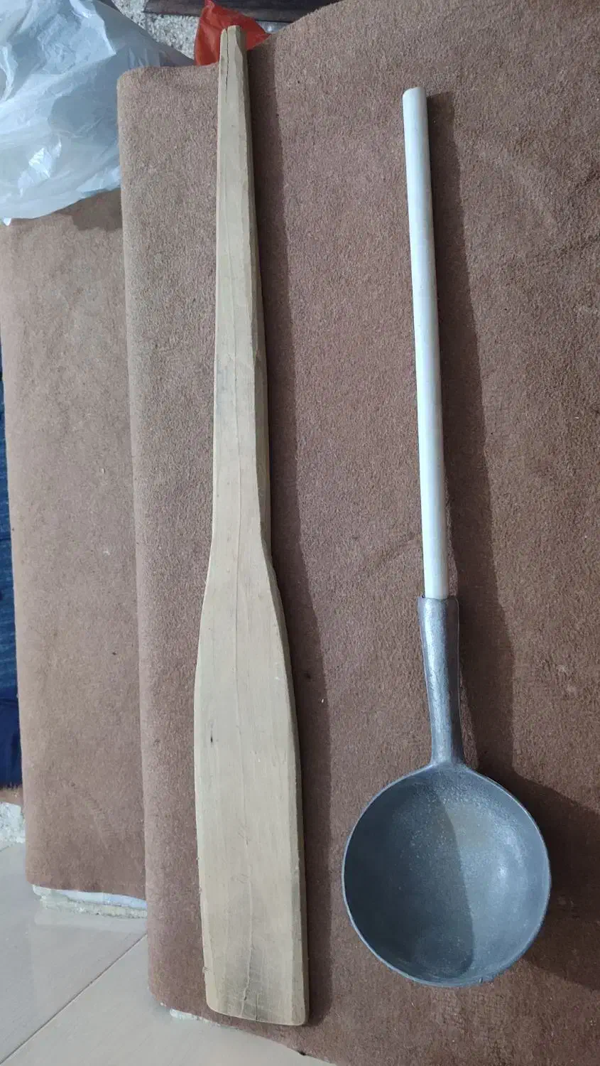 چوب حلیم زنی و ملاقه روحی حلیم بزرگ|ظروف پخت‌وپز|همدان, |دیوار