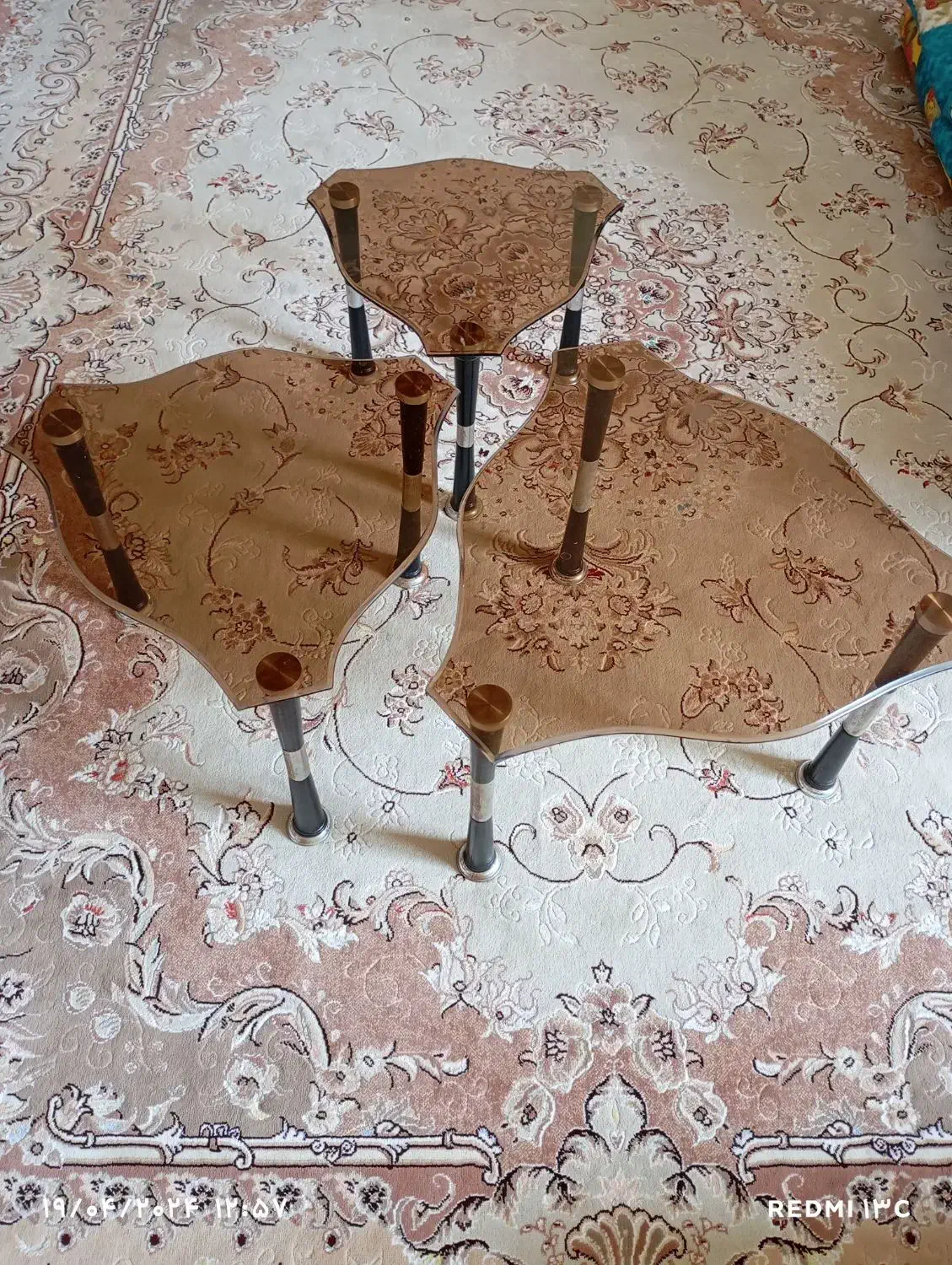 میز شیشهای جلو مبلی و ۳تا عسلی|مبلمان خانگی و میز عسلی|لنگرود, |دیوار