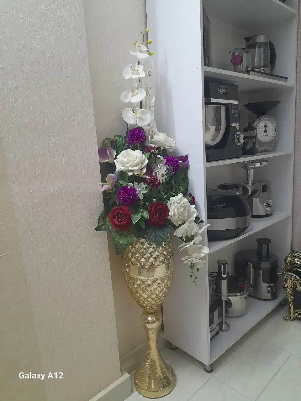 گلدان طلایی با گل های خارجی نو مناسب خاستگاری|گل مصنوعی|مشهد, هدایت|دیوار