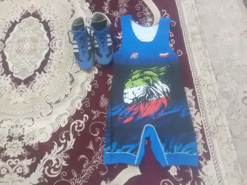 کفش کشتی و دوبند|لباس|دورود, |دیوار