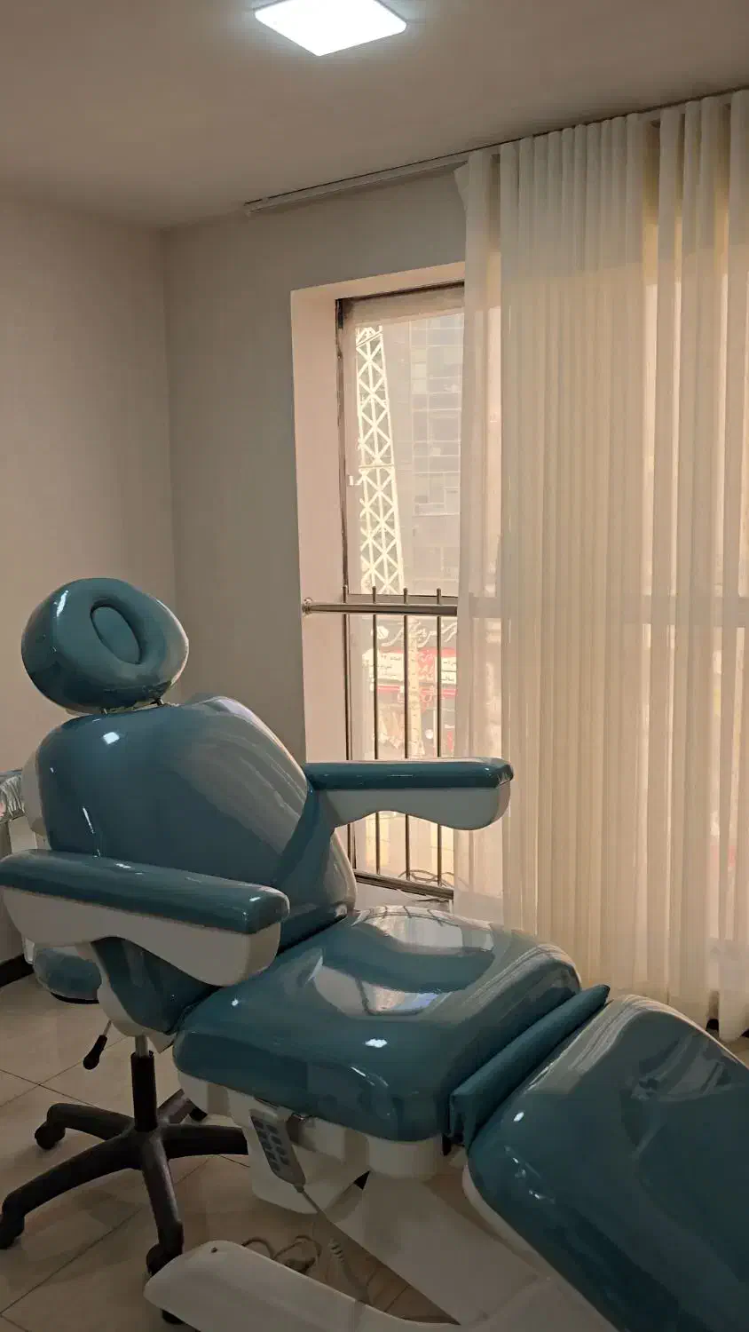 تخت تزریق سه موتوره و صندلی تابوره در حد نو|پزشکی|کرج, اتحاد|دیوار