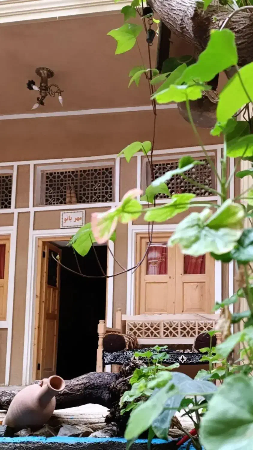 سرایدار خانم جهت کار در اقامتگاه سنتی|استخدام سرایداری و نظافت|نطنز, |دیوار