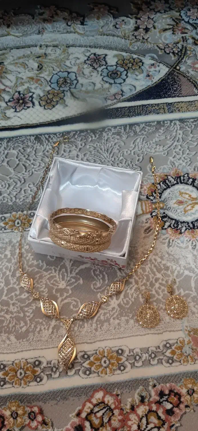 طلا فقط ۴درصد بالای تابلو|جواهرات|تربتحیدریه, اندیشه|دیوار