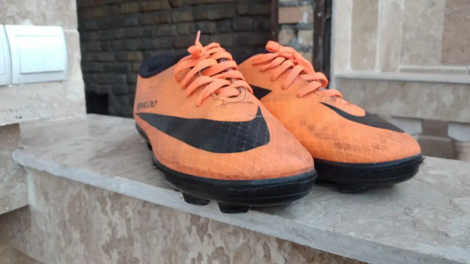 کفش فوتبال|کیف، کفش، کمربند|اسفراین, |دیوار