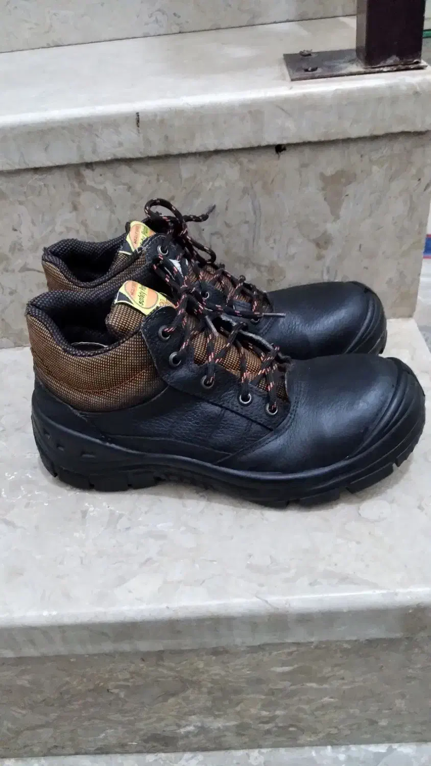 کفش ایمنی|کیف، کفش، کمربند|مرودشت, بیست متری بیمارستان|دیوار