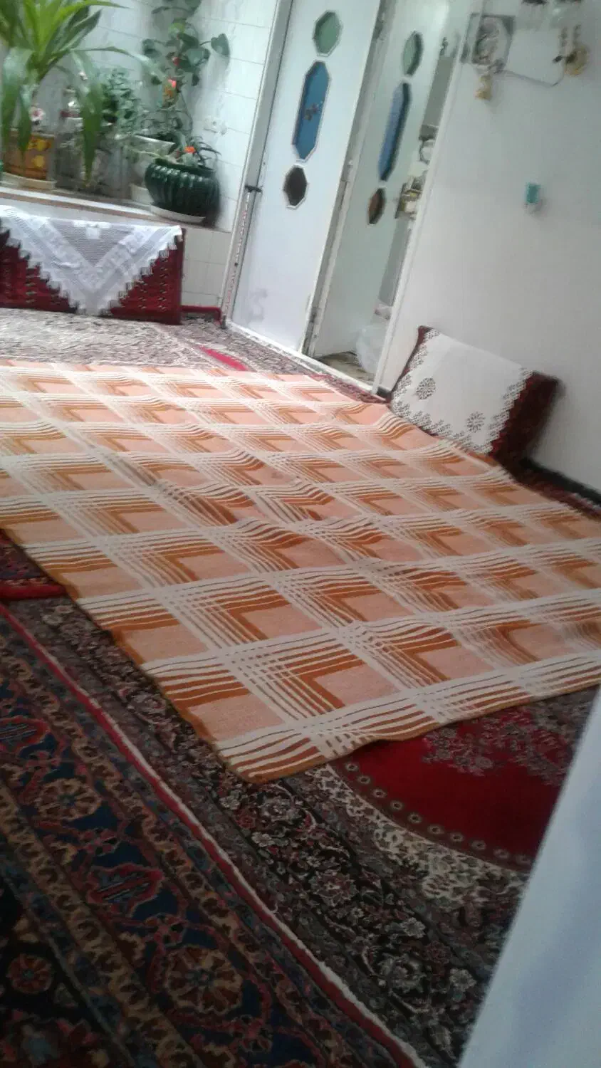 روی کرسی|رختخواب، بالش، پتو|خوانسار, |دیوار