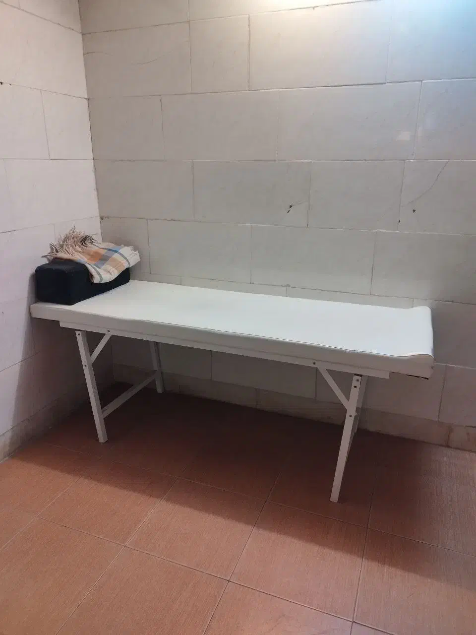 تخت مژه کاری وآرایشی|آرایشگاه و سالن‌های زیبایی|قم, لسانی|دیوار