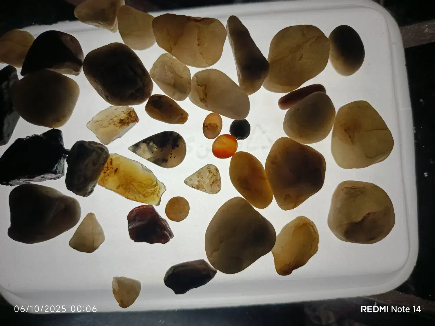 نگین های کمیاب عقیق،زمرد،یاقوت،کهربا،اوپال|جواهرات|قم, چهل اختران|دیوار