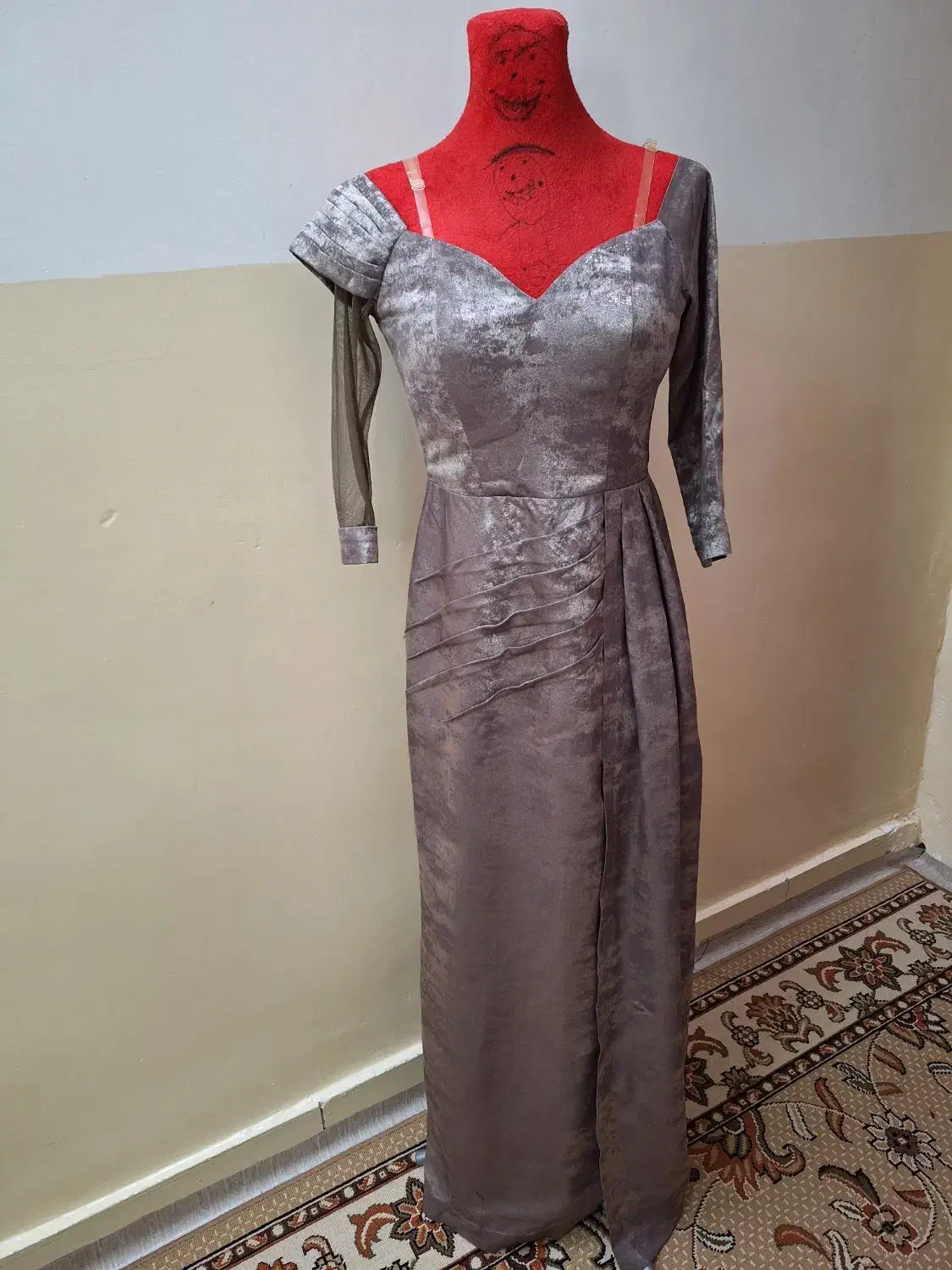 لباس شب|لباس|مشهد, فتح المبین|دیوار