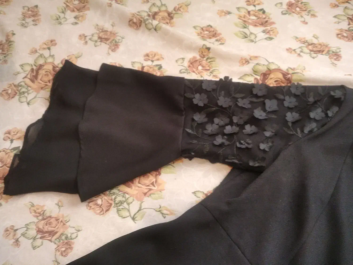 تعدادی لباس و مانتو و لگ|لباس|پردیس, فاز ۳|دیوار