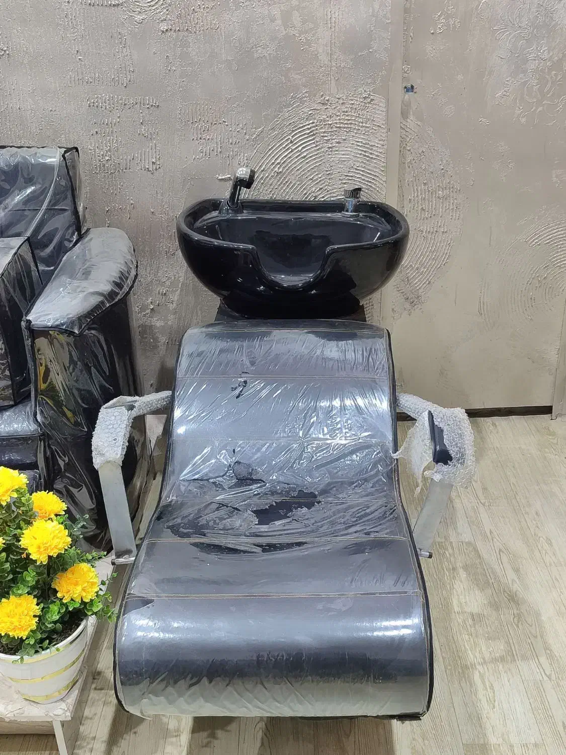 یک عدد صندلی سر شور  و میز ناخن کاری|آرایشگاه و سالنهای زیبایی|بروجرد, |دیوار