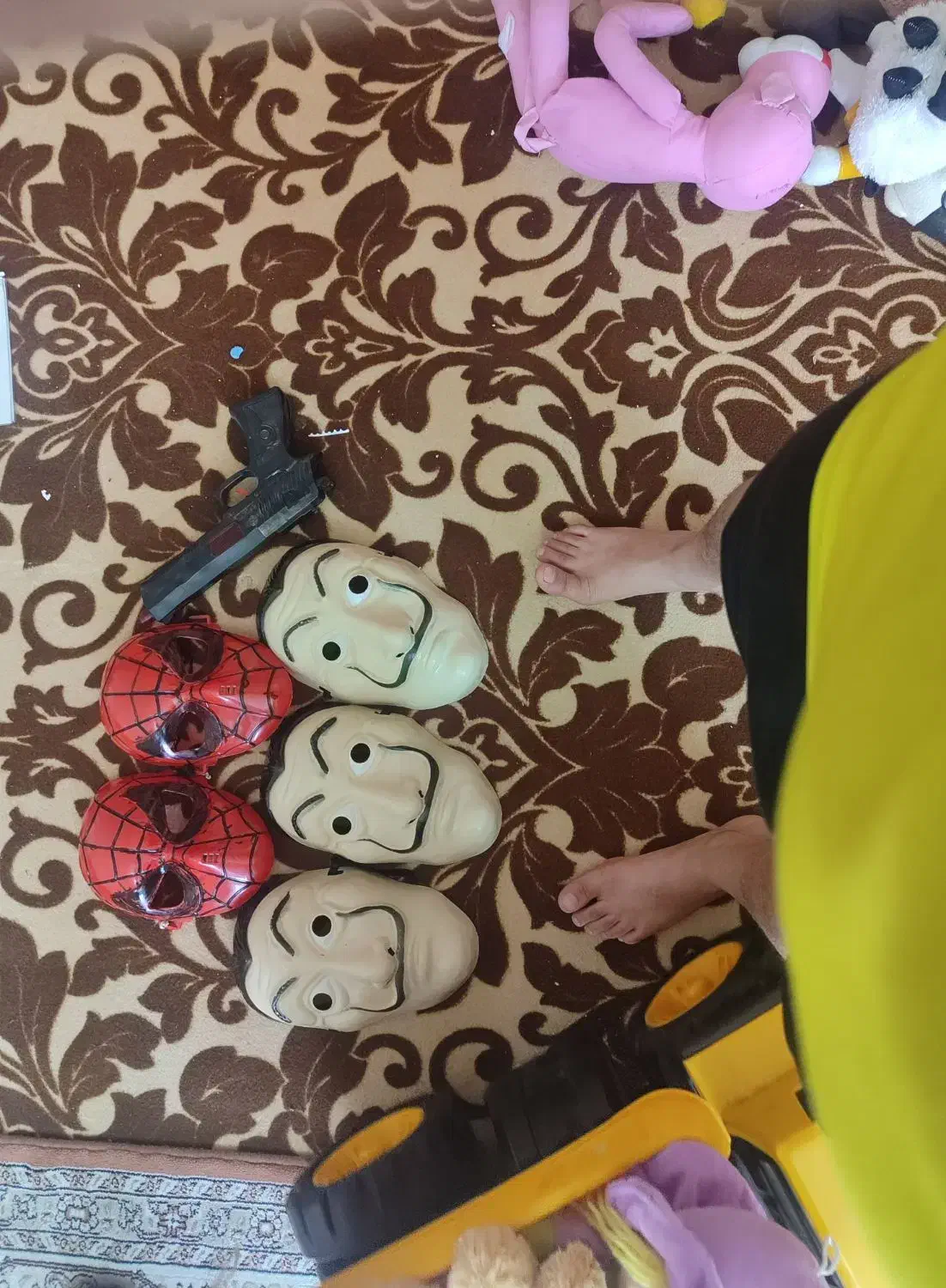 تعدادی سی دی و عروسک و دفترچه...|اسباببازی|صدرا-فارس, فاز ۱|دیوار