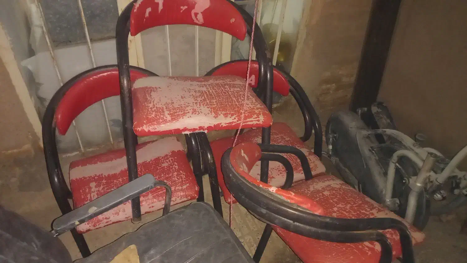 صندلی|صندلی و نیمکت|سبزوار, قلعه‌نو دهزار|دیوار