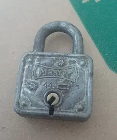 قفل قدیمی|کلکسیون اشیاء عتیقه|قم, شهر قائم|دیوار