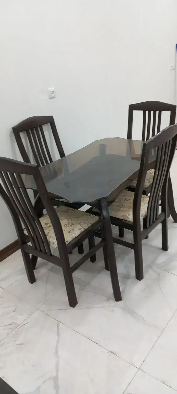 میز نهار خوری ۴ نفره در حد نو|میز و صندلی غذاخوری|مبارکه, |دیوار