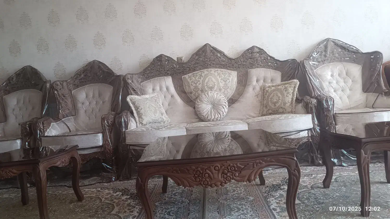 مبل سلطنتی شیک ودرحدنوبا چوب گردو|مبلمان خانگی و میز عسلی|مبارکه, |دیوار